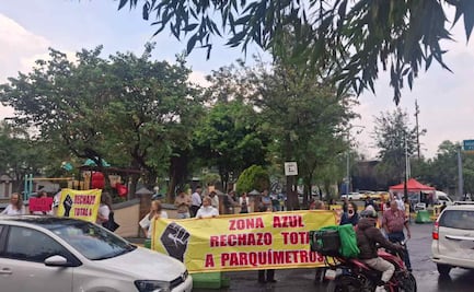Vecinos de Naucalpan realizan bloqueo en rechazo por instalación de parquímetros; impiden paso vehicular en Ciudad Satélite