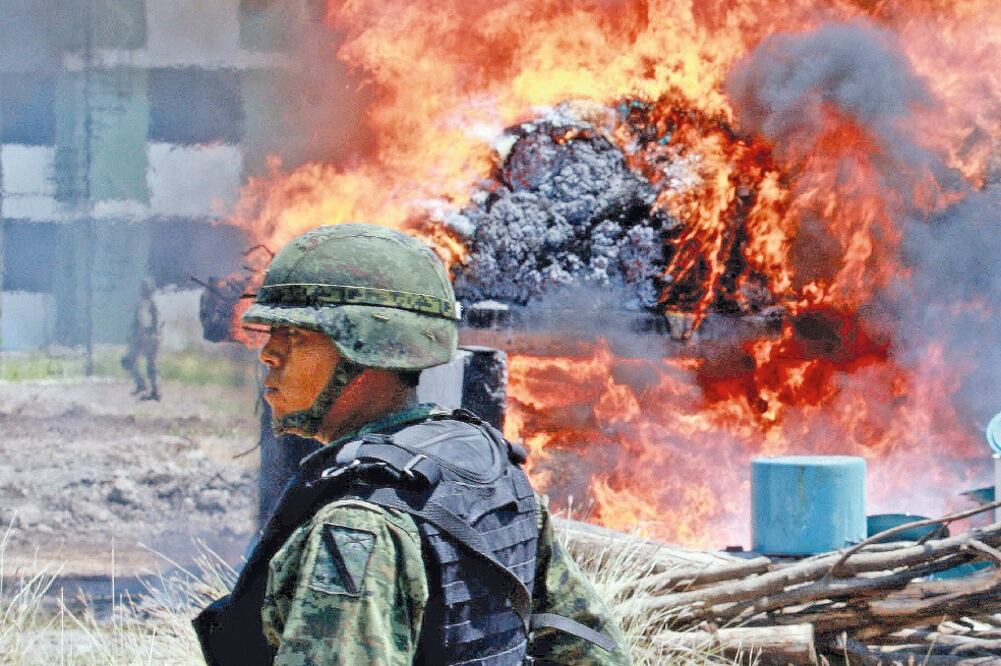 Golpe. Además de las drogas sintéticas, autoridades también incineraron 39 mil 289 litros de precursores químicos. (ARCHIVO EL UNIVERSAL)