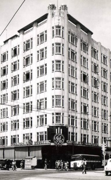 El edificio de General Electric, ubicado en la esquina de Artículo 123 y San Juan de Letrán, hoy el Eje Central, en los años cuarenta. Esta construcción fue reducida tras los sismos de 1985 y recientemente en la planta baja estuvo la zapatería Leo. Foto: Colección Villasana.