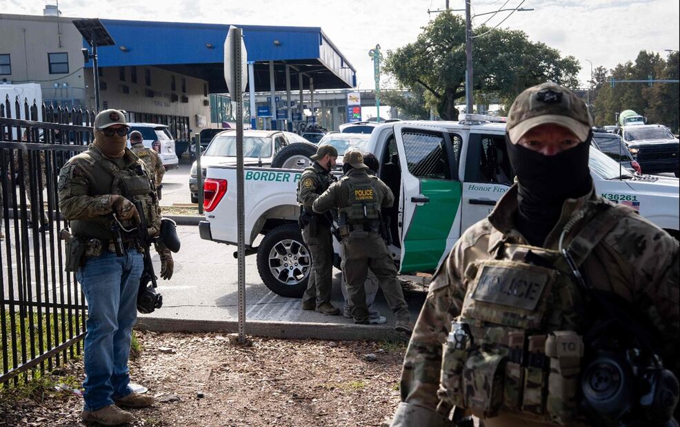Una persona es detenida por agentes de la Oficina de Aduanas y Patrulla Fronteriza cerca de una ferretería Lowe's en Nueva Orleans, Luisiana, el 3 de diciembre de 2025. Como parte del aumento de las medidas migratorias contra inmigrantes indocumentados en Estados Unidos lanzada por el Departamento de Seguridad Nacional. Foto: AFP