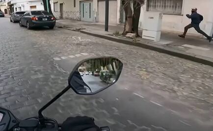 Motociclista capta robo de un celular, lo recupera y se lo regresa a su dueña