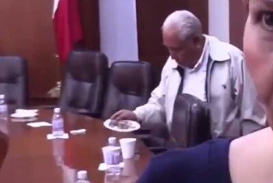 Diputado carga hasta con la "botana"