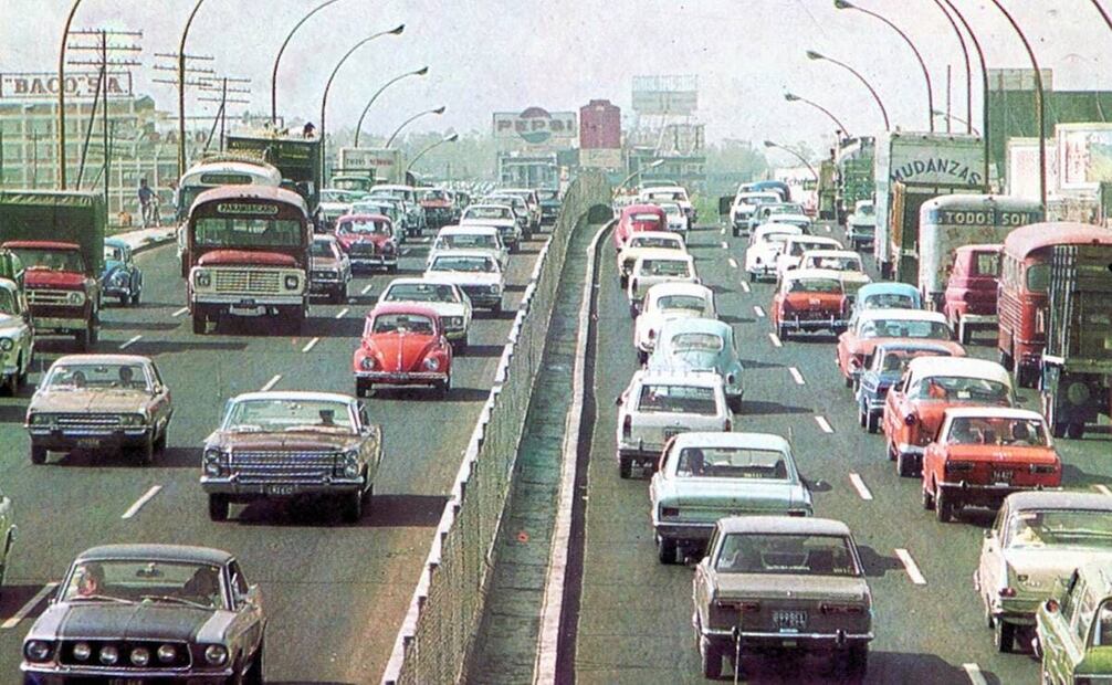 El tráfico en el Anillo Periférico a la altura de Tacubaya en la década de los setenta. Del lado izquierdo se encuentra la fábrica de Baco, que aún existe en la esquina con la avenida Observatorio. Imagen: Colección Villasana.