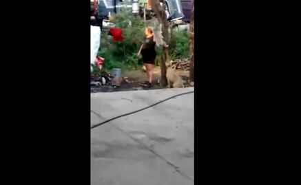 Indigna video de mujer colgando a perro de un árbol