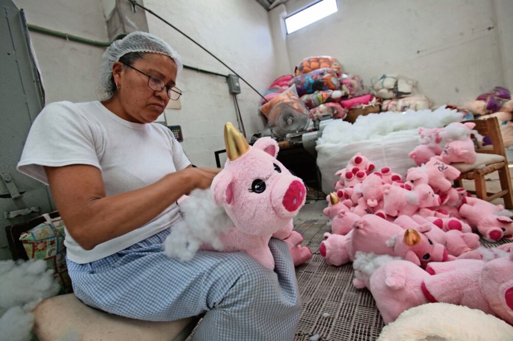 Los puerco cornios tienen diferentes colores como es el rosa con el cuerno dorado; empresarios esperan que la venta mejore por el Día de San Valentín. Foto: JORGE ALVARADO. EL UNIVERSAL
