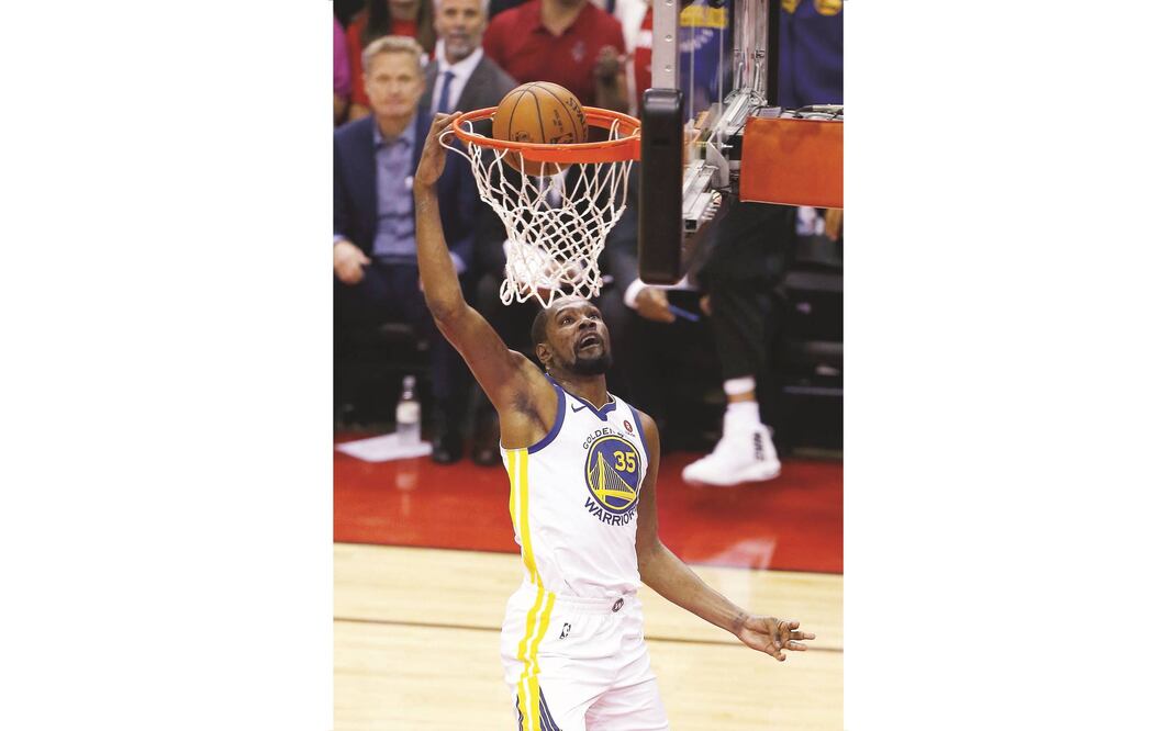 Kevin Durant estuvo inspirado al sumar 37 puntos y una asistencia ( Bob Levey. AFP )