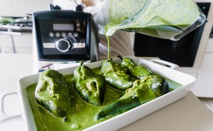 Chiles rellenos de queso y frijol para la comida