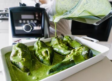 Chiles rellenos de queso y frijol para la comida