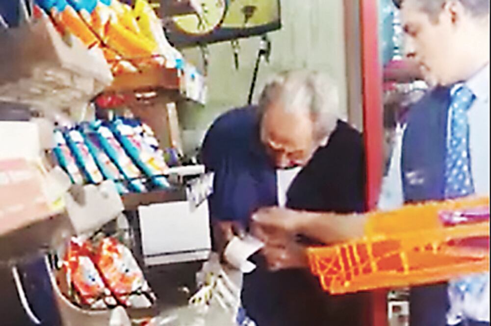 Críticas. El video que se viralizó muestra a un empleado de Bimbo presuntamente robando productos de un exhibidor de una tienda atendida por una persona de la tercera edad. (TOMADA DE VIDEO)
