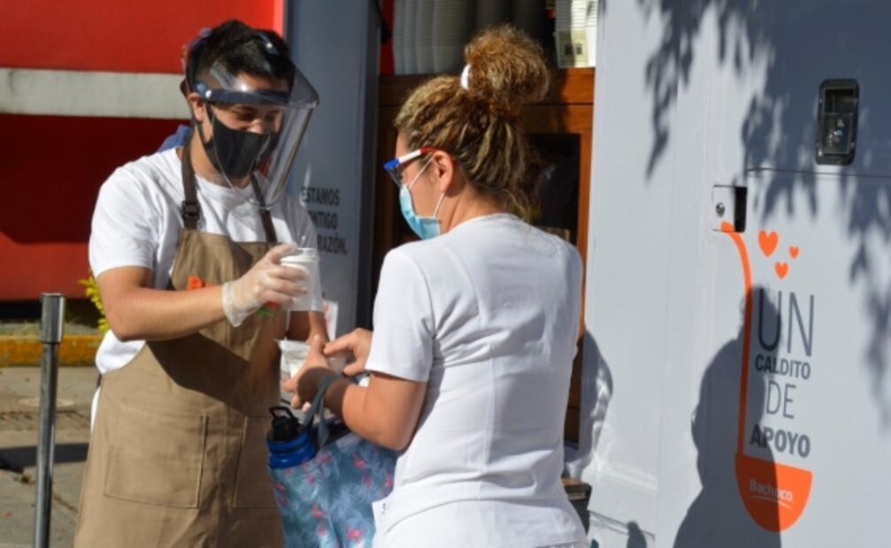 Apapachan con “Caldito” a médicos, enfermeros, familiares y más ante Covid-19