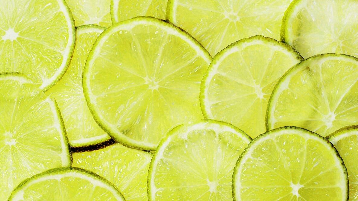 Comer limón en las mañanas puede ayudarte a regular la presión y mejorar la digestión / Foto: Pixabay