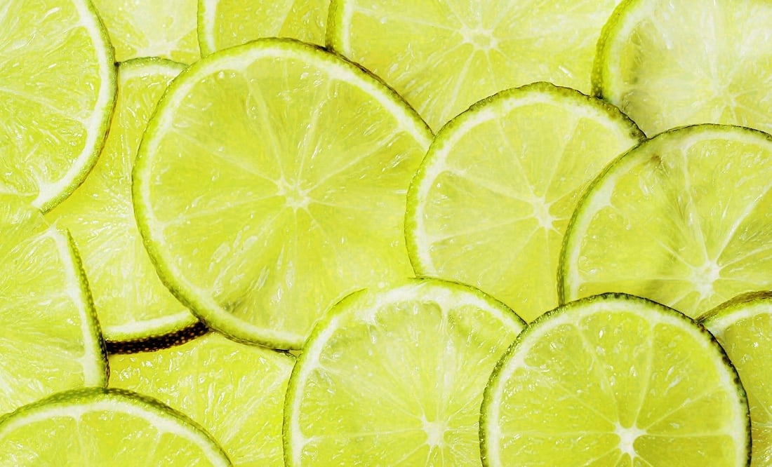Comer limón en las mañanas puede ayudarte a regular la presión y mejorar la digestión / Foto: Pixabay