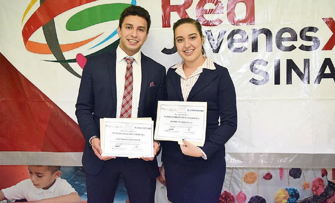 Los ganadores del primero y segundo lugar del certamen, Rubí Guadalupe Osuna, y Julio César Valdez, estudiante de la Universidad Autónoma de Occidente. Foto: JAVIER CABRERA. EL UNIVERSAL