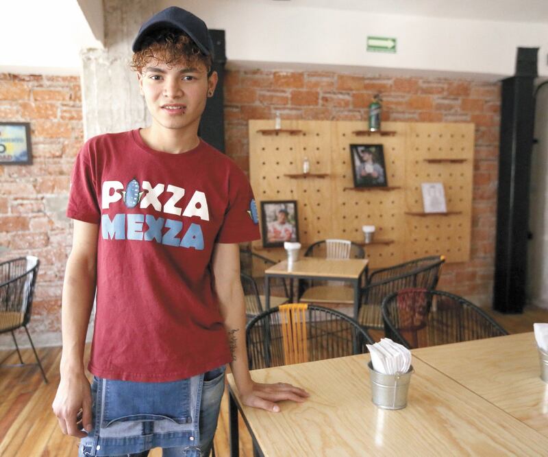 Cristhian llegó a México con la caravana migrante de 2018. En Guatemala, tramitó sus papeles para entrar al país como refugiado y hoy busca realizar su sueño y convertirse en actor profesional. Foto: Diego Prado/EL UNIVERSAL