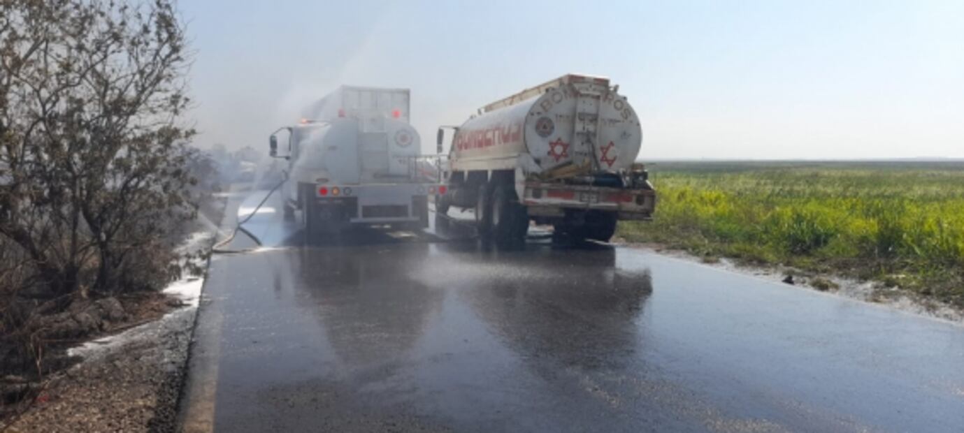 Accidente deja cinco vehículos incendiados en el sur de Veracruz