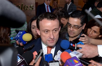 Mikel propondrá a Purificación Carpinteyro hacer frente común