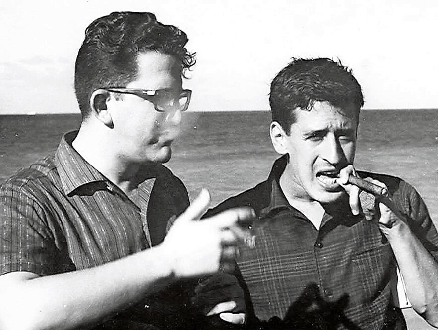 El escritor salvadoreño Roque Dalton (a la izquierda) junto al poeta cubano Heberto Padilla, en La Habana. Foto: Especial