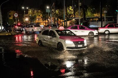 Lluvia y granizo tiran tres techumbres en CDMX