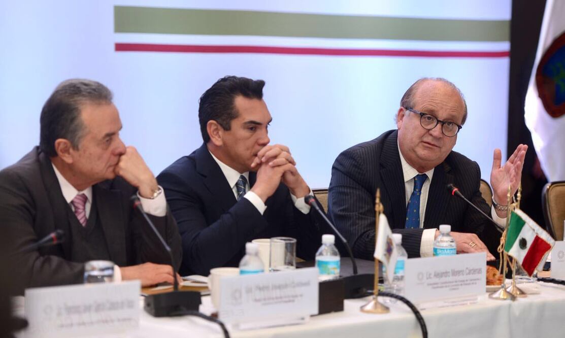 El secretario de Energía, Pedro Joaquín Coldwell; el gobernador de Campeche, Alejandro Moreno Cárdenas, y el presidente de la Conago, Graco Ramírez (ESPECIAL)