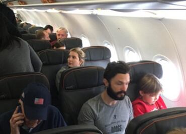 Expulsan a hombre de avión por "molestar" a Ivanka Trump