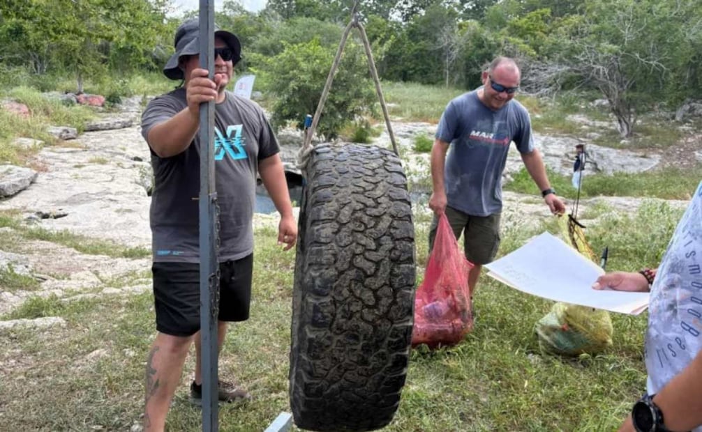 Diversos objetos fueron retirados de cenote (26/08/2025). Foto: Especial