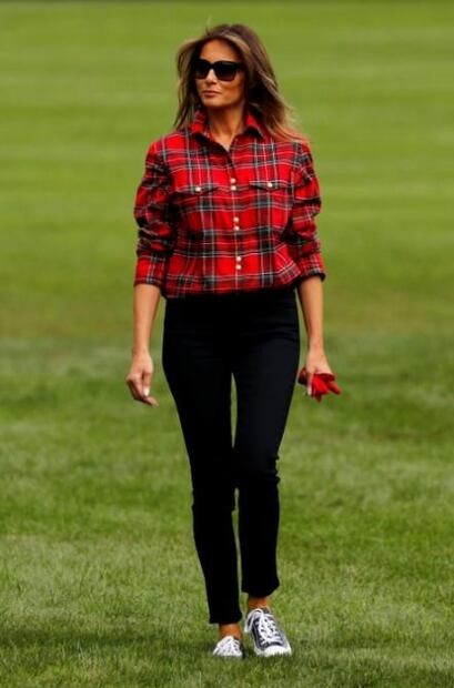 Melania Trump hace jardinería con blusa de 25 mil pesos