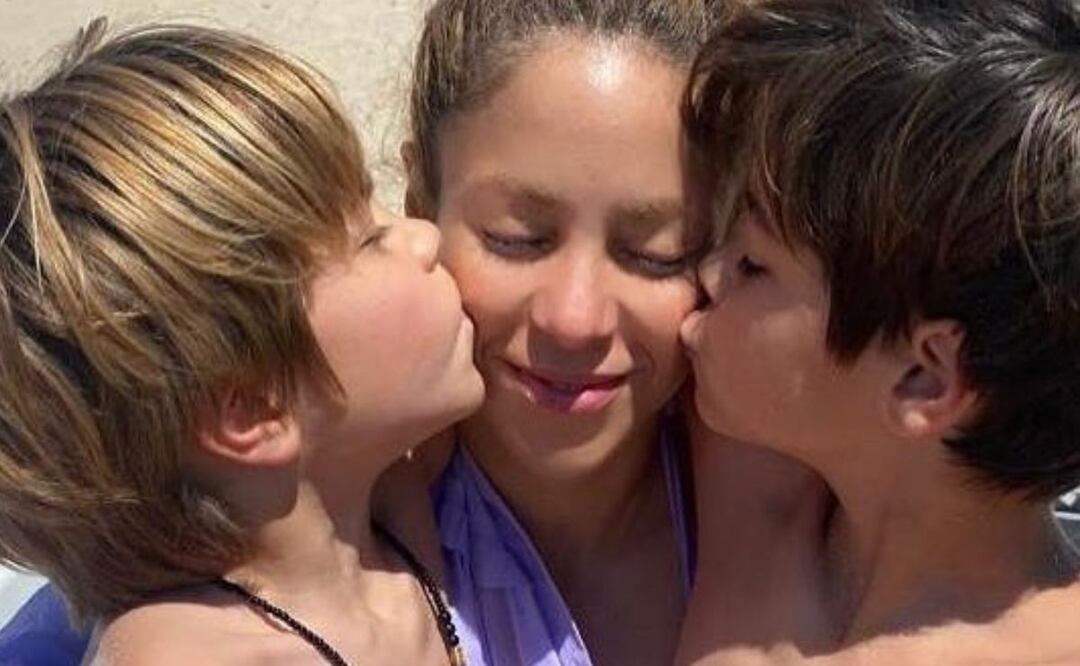 Shakira junto a sus hijos Milan y Sasha. Foto: Instagram @shakira