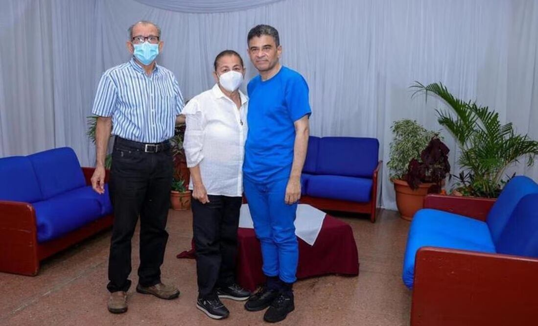 El gobierno de Nicaragua que preside el sandinista Daniel Ortega divulgó en este año fotografías del obispo nicaragüense Rolando José Álvarez Lagos, con hermanos que lo visitaron en la cárcel. Foto: EFE