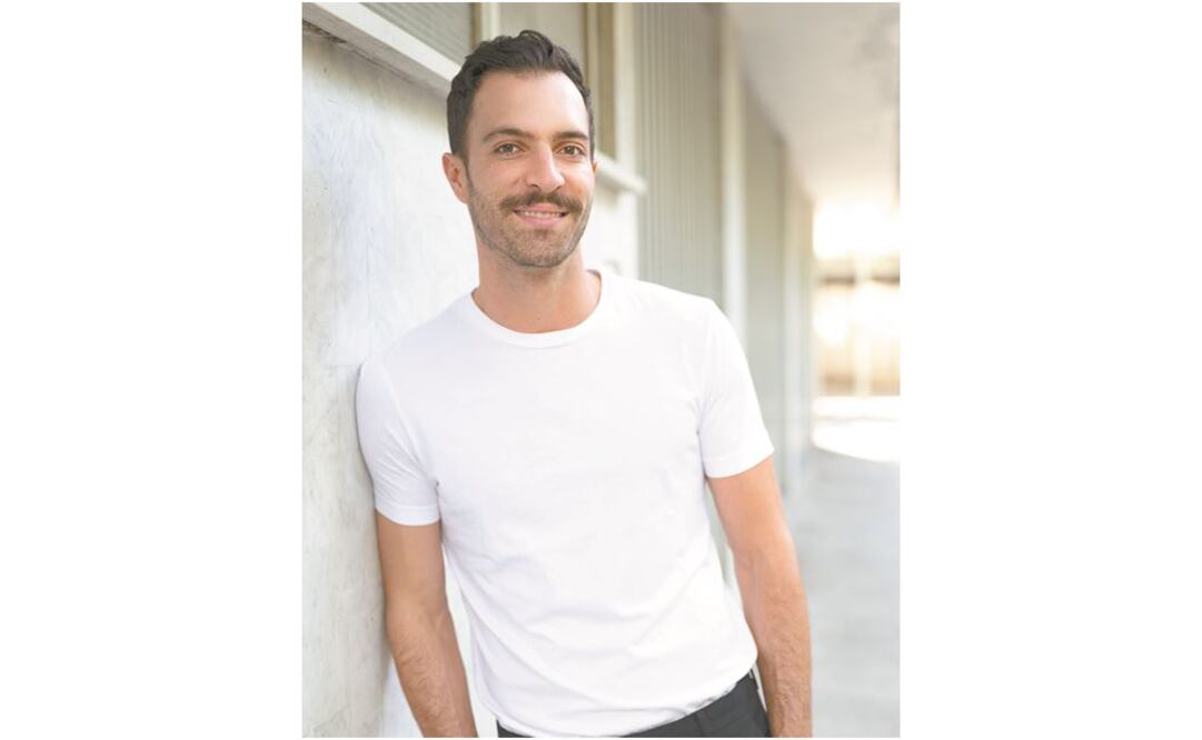 Interpreta al doctor Mendoza en la serie que sale por Azteca Uno. MM Agency