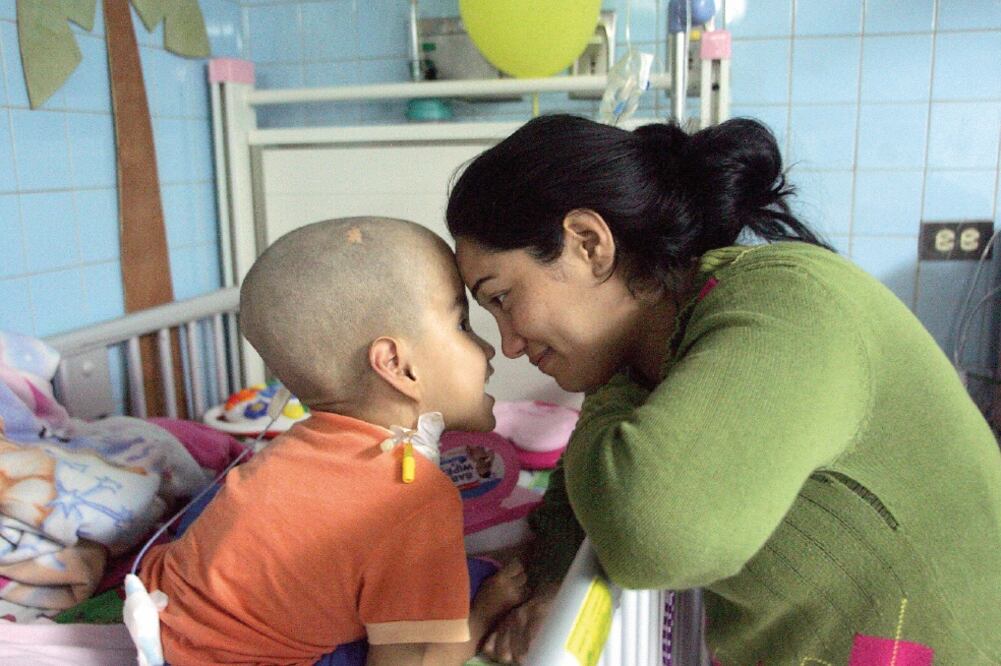 Una mujer y su bebé en un hospital de Venezuela, el rico país petrolero afectado por una aguda crisis sanitaria, con escasez generalizada de insumos (EL NACIONAL. GDA)