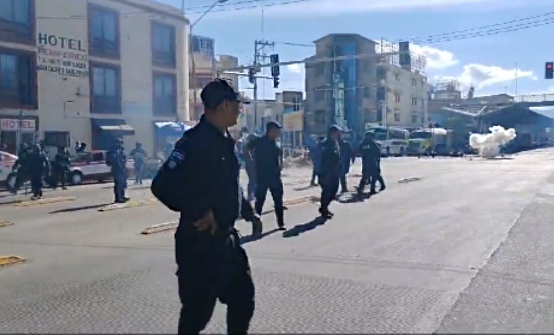 Las movilizaciones en contra de la venta de pirotecnia comenzaron ayer, cuando efectivos policiacos decomisaron 35 kilos de fuegos artificiales en la Central de Abasto. Foto: Captura de pantalla