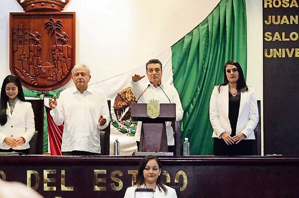 El presidente Andrés Manuel López Obrador atestiguó la toma de posesión de Rutilio Escandón, a la que faltó el gobernador saliente Manuel Velasco. (ESPECIAL)
