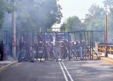 Lanzan bombas molotov contra los granaderos