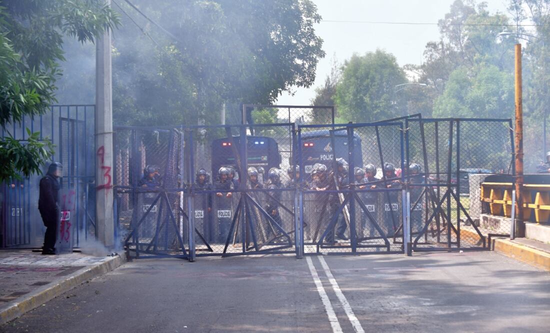 En el inicio de la glorieta de Chivatito, más de 30 granaderos de la Secretaría de Seguridad Pública de la Ciudad de México les cerraron el paso con vallas a los manifestantes, quienes respondieron aventándoles petardos. Foto: HUGO GARCÍA. EL UNIVERSAL