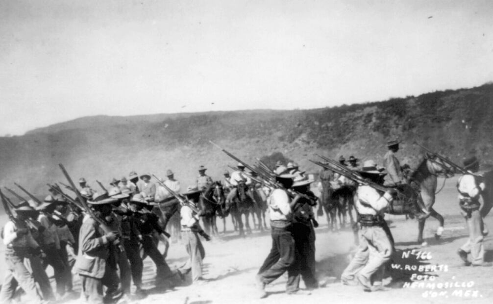 Celestino Herrera Frimont afirmó que los corridos mexicanos tienen su raíz en romances caballerescos e históricos españoles, con “largas narraciones sobre hechos militares y heroicos”. Aunque otros sostienen que, en realidad, viene de cánticos indígenas o mestizos. Foto: Wikimedia Commons.