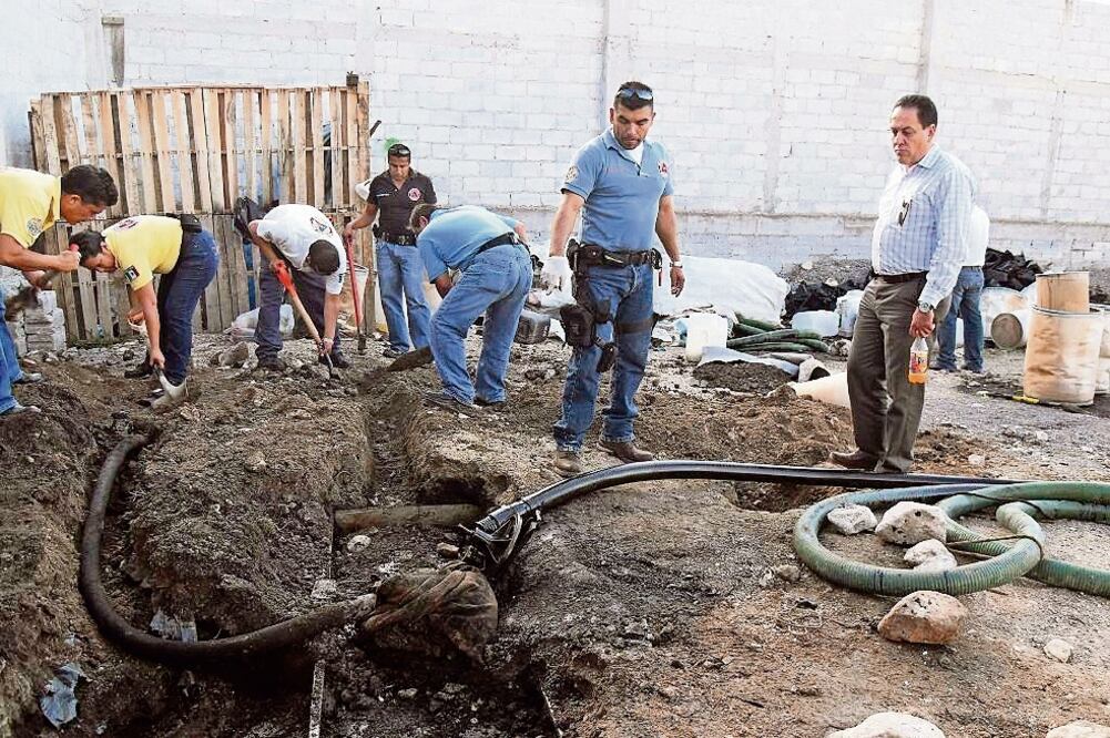 Delito. Las autoridades de Michoacán ven grave peligro por la ordeña de combustible en la entidad. (ARCHIVO EL UNIVERSAL)