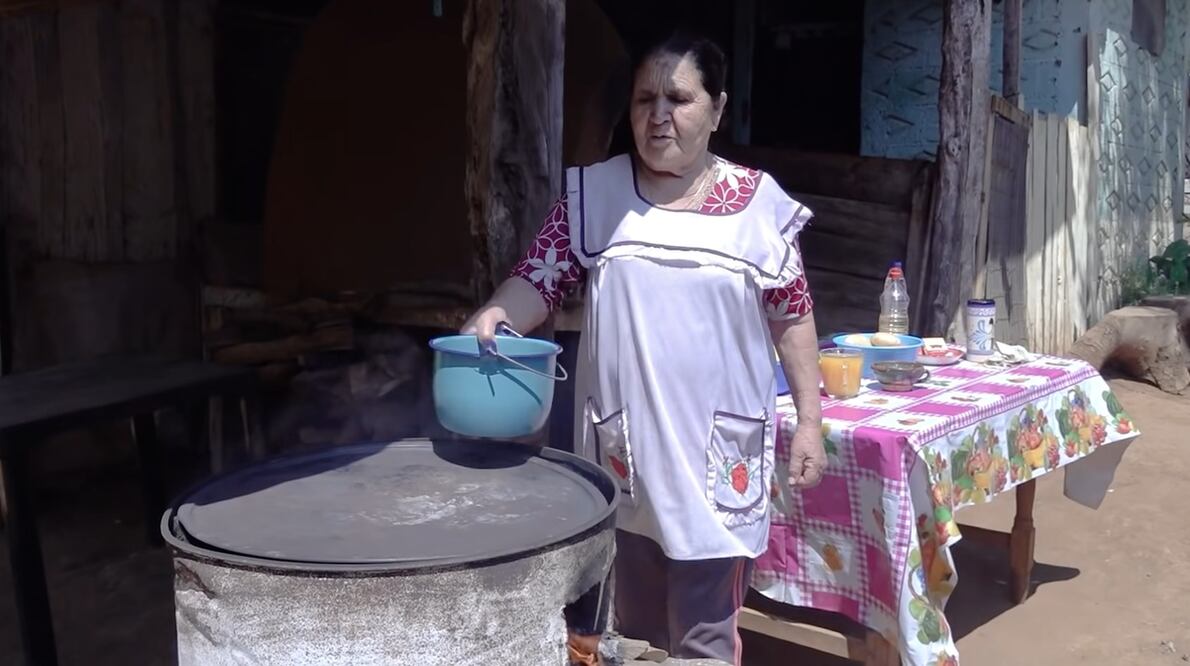 Doña Ángela hizo un guisado de pollo en adobo utilizando un tambo para cocinarlo / Foto: Canal de YouTube "De mi Rancho a tu Cocina"