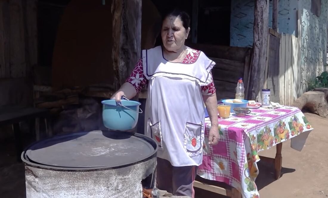 Doña Ángela hizo un guisado de pollo en adobo utilizando un tambo para cocinarlo / Foto: Canal de YouTube "De mi Rancho a tu Cocina"