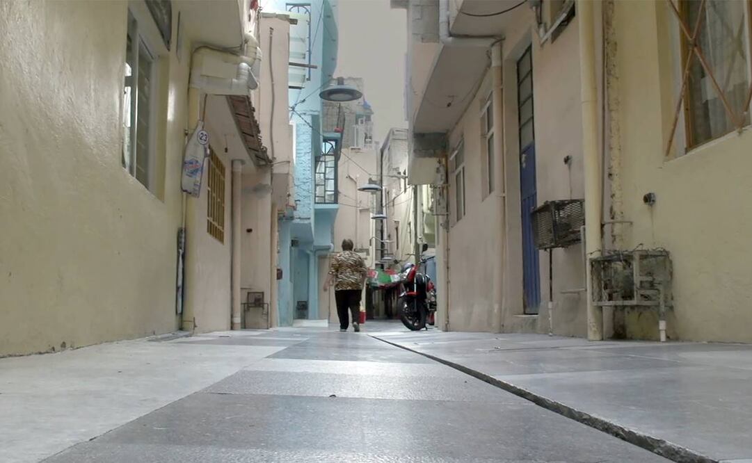 La Cerrada de Andrómaco en una de sus secciones más angostas, que contrastan con el lujo y modernidad del resto del Nuevo Polanco. Foto: Vania Violeta.