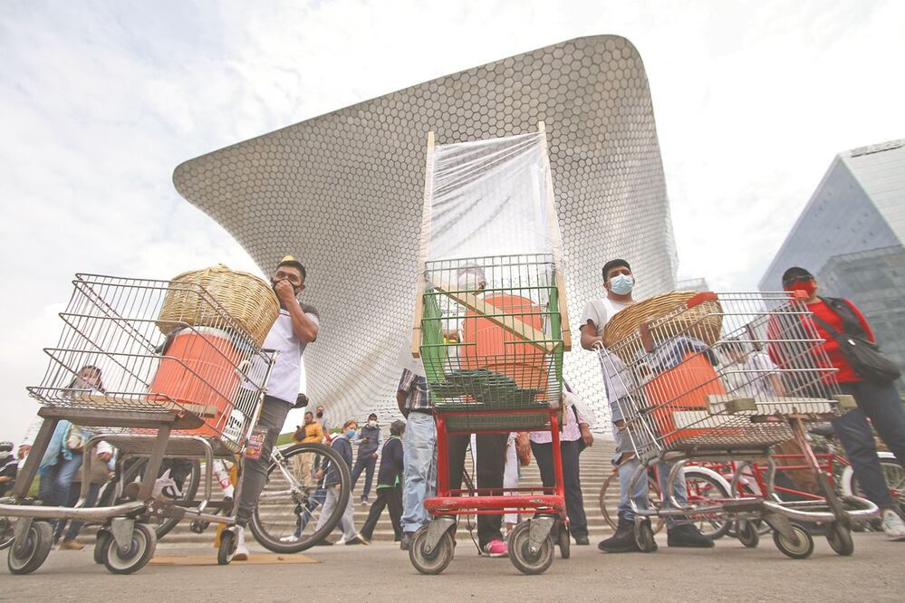 Alrededor de 50 trabajadores en triciclos y carritos de supermercado se reunieron en el museo Soumaya para partir hacia la glorieta de Masaryk. Foto: CARLOS MEJÍA. EL UNIVERSAL