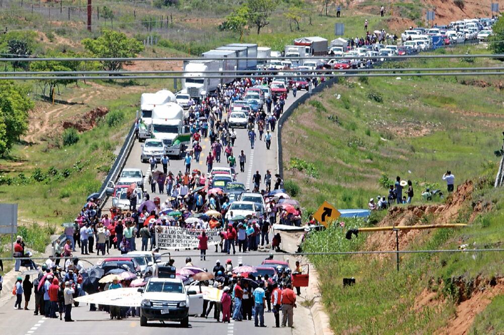 Integrantes de la CNTE formaron una fila de casi 3 kilómetros de largo en la caravana que emprendieron del zócalo de Oaxaca a Nochixtlán (LUIS CORTÉS. EL UNIVERSAL)