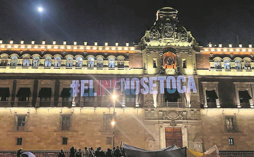 Tras rechazar los diputados el dictamen, activistas proyectaron con luz la frase #ELINENOSETOCA en la fachada de Palacio Nacional.