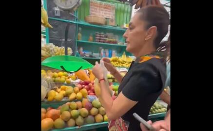 VIDEO Entre besos, abrazos y sin seguridad, Sheinbaum compra mangos en el mercado de Tlalpan