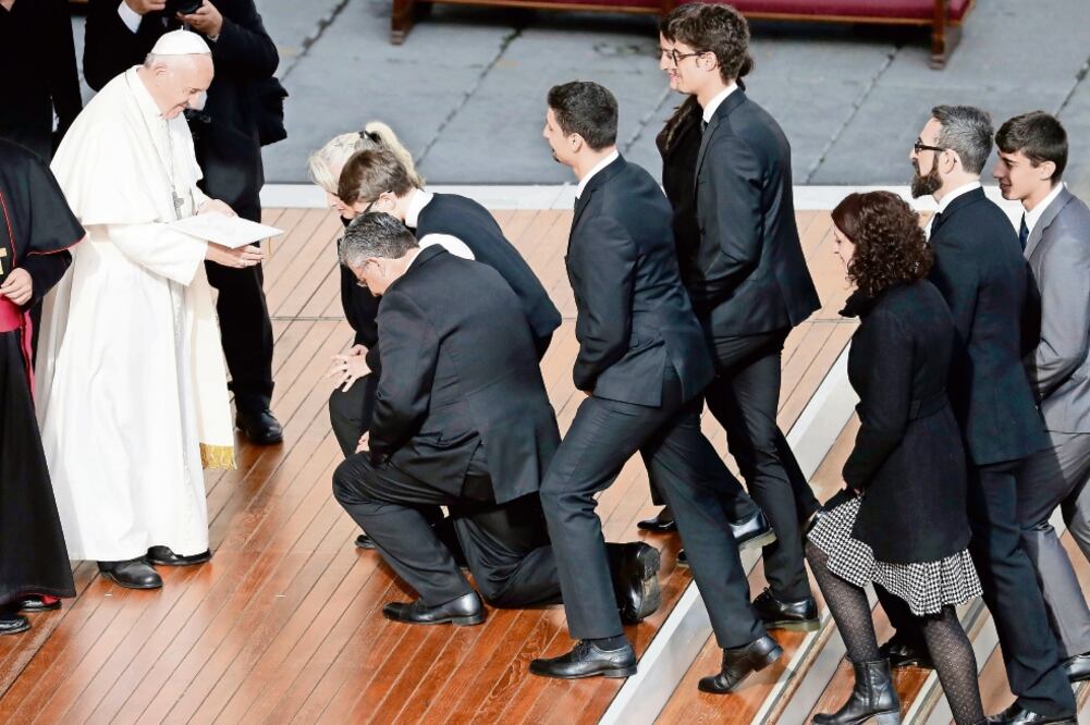 El papa Francisco entregó copia de una carta que escribió a varios representantes del mundo católico el pasado día 20, en el Vaticano (GREGORIO BORGIA. AP)