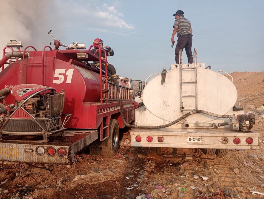 Bomberos municipales siguen trabajando en el basurero de la empresa Biomerik en donde se registró una explosión. (Foto: especial)