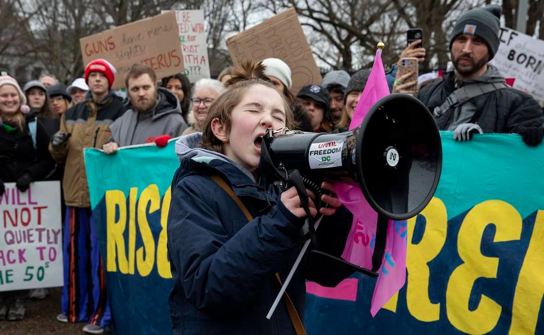 Maggie Schoenbaum, de 12 años, habla sobre el derecho a abortar frente a la Casa Blanca. Foto: AP