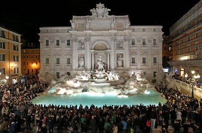 Fontana di Trevi estrena iluminación