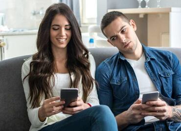 Mexicanos tóxicos: 39% revisa el celular de su pareja