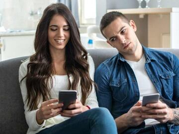 Mexicanos tóxicos: 39% revisa el celular de su pareja