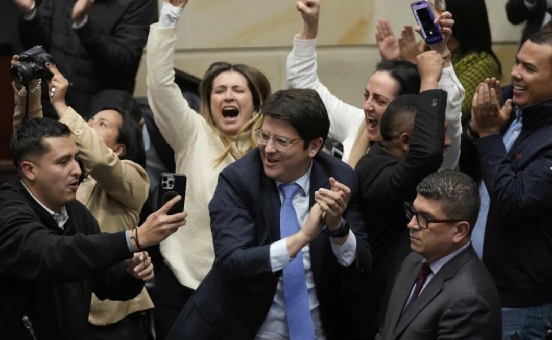 Miguel Uribe Turbay (centro, con corbata azul), senador colombiano y candidato presidencial por el partido derechista Centro Democrático, celebra tras votar en contra de un referéndum de reforma laboral propuesto por el gobierno, en Bogotá, Colombia, el 14 de mayo de 2025. Foto: AP